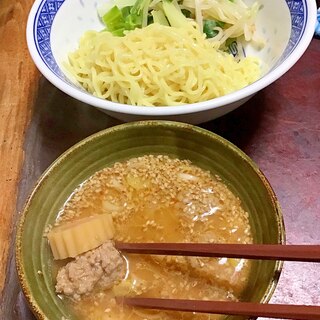 豚団子と鳴門の豚骨醤油のつけ麺。